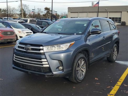 Used 2019 Toyota Highlander XLE image 2
