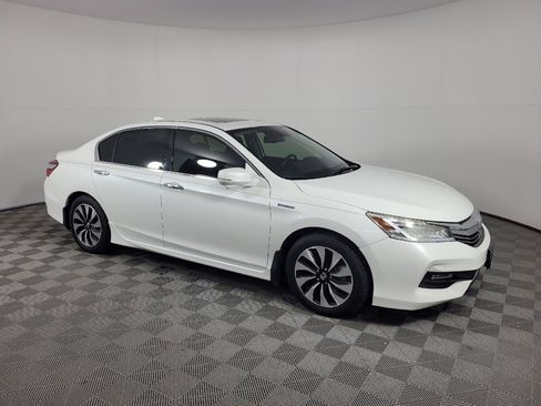 Used 2017 Honda Accord Touring image 11