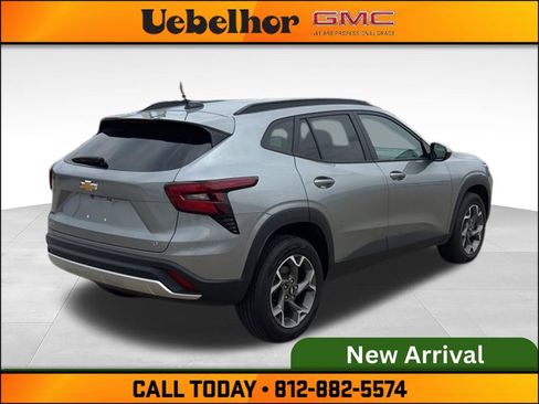 Used 2025 Chevrolet Trax LT w/ LT Convenience Package FWD image 6