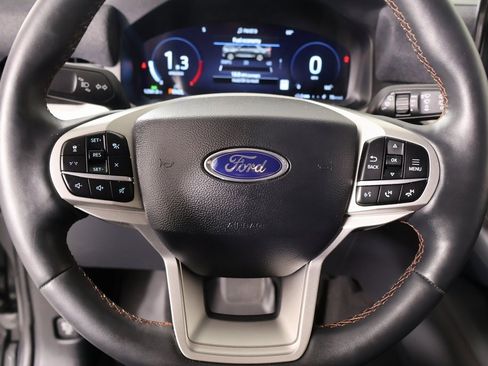 Used 2025 Ford Explorer Active w/ Active Comfort Package image 3