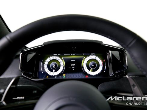 Used 2025 Aston Martin V8 Vantage Coupe image 12