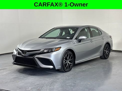 Used 2023 Toyota Camry SE w/ Cold Weather Package image 3