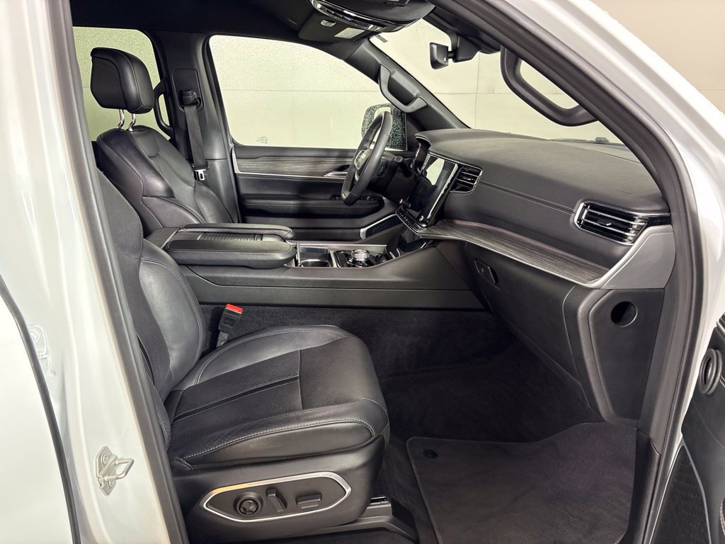 Used 2024 Jeep Wagoneer L Series II RWD image 17