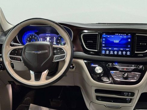 Used 2017 Chrysler Pacifica Limited w/ UConnect Theater Package FWD image 24