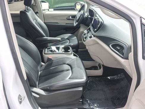 Used 2023 Chrysler Pacifica Touring-L FWD image 20