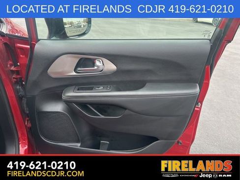 Used 2024 Chrysler Pacifica Limited w/ S Appearance Package FWD image 21