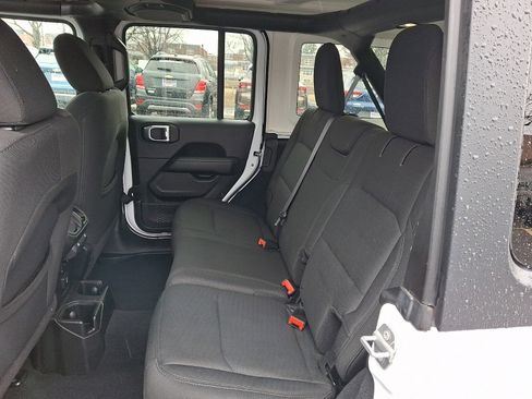 Used 2018 Jeep Wrangler Unlimited Sahara w/ Safety Group image 10