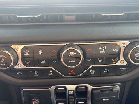 Used 2024 Jeep Gladiator Rubicon AWD/4WD image 36