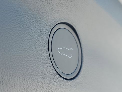 Used 2025 Tesla Model Y Long Range RWD image 9