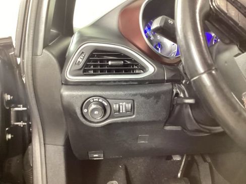 Used 2019 Chrysler Pacifica Touring-L FWD image 12