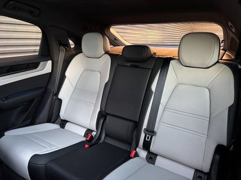 Certified 2026 Porsche Cayenne Coupe AWD/4WD image 25