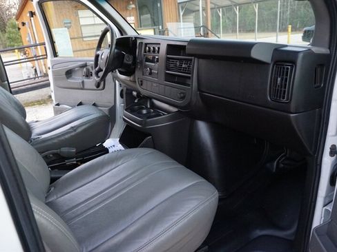 Used 2010 Chevrolet Express 1500 image 29