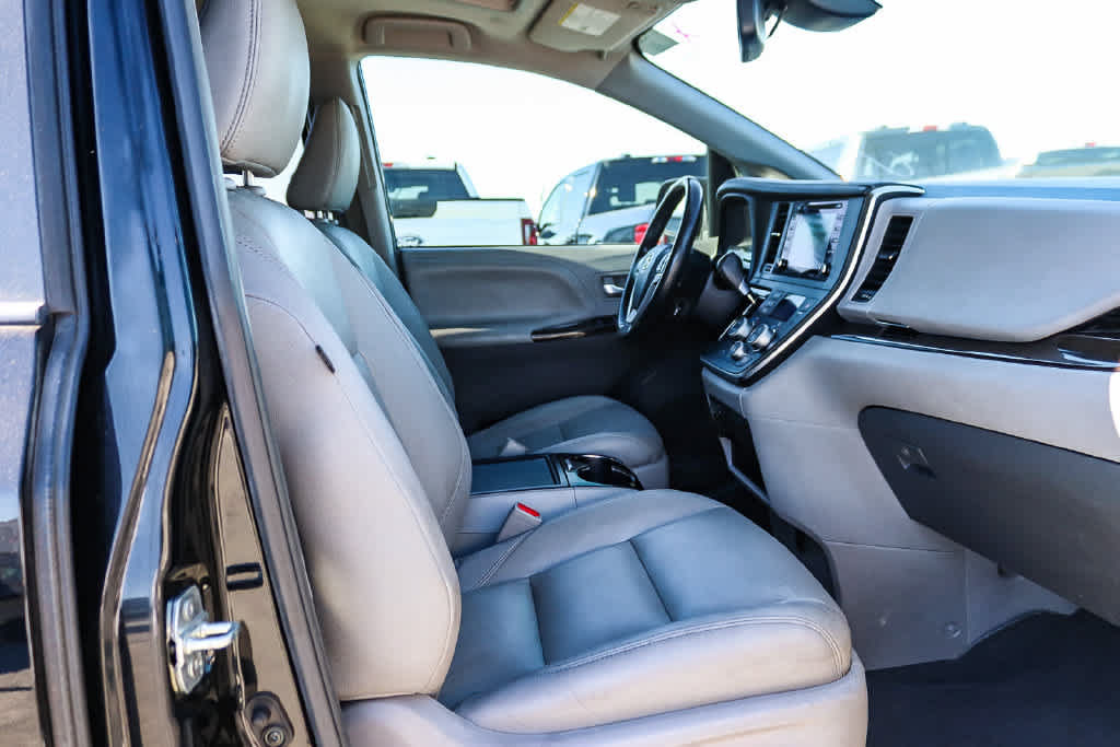 Used 2019 Toyota Sienna XLE w/ XLE Navigation Package FWD image 15