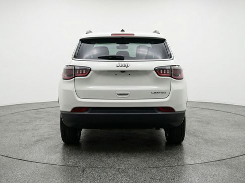 Used 2025 Jeep Compass Latitude AWD/4WD image 7