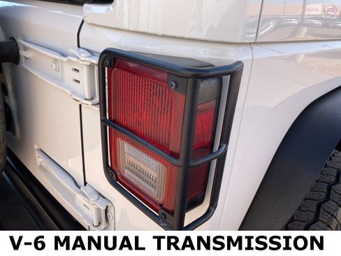 Used 2013 Jeep Wrangler Unlimited Sahara image 12