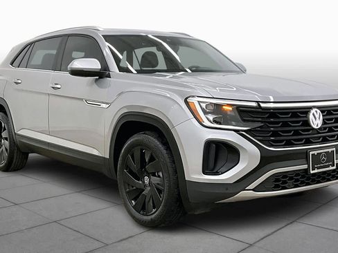 Used 2024 Volkswagen Atlas Cross Sport SE w/ Panoramic Sunroof Package image 3