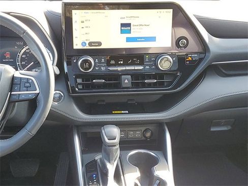 Used 2023 Toyota Highlander XSE image 16