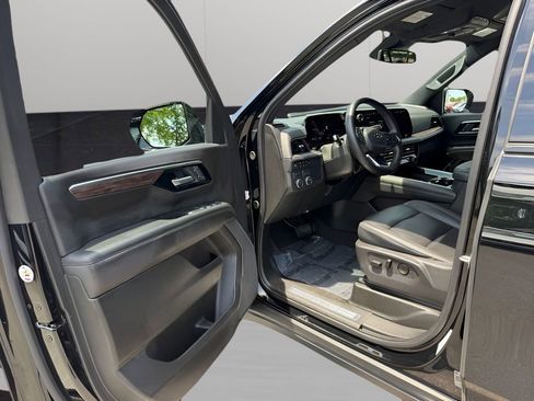 Used 2025 Chevrolet Suburban Z71 AWD/4WD image 18