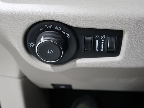 Certified 2024 Chrysler Pacifica Touring-L image 32