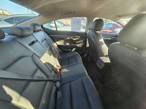 Used 2017 Hyundai Elantra Limited image 11