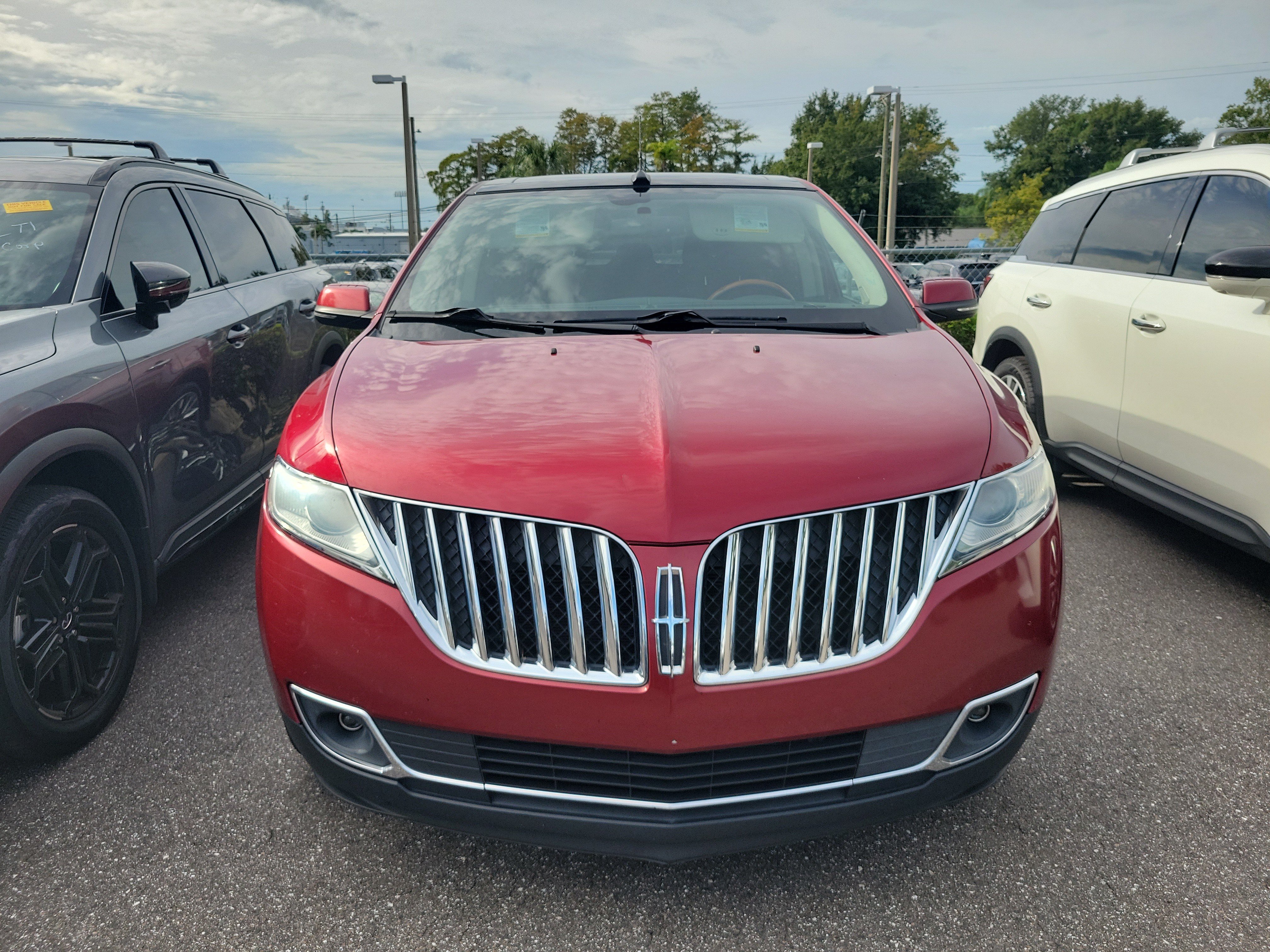Used 2013 Lincoln MKX FWD image 2