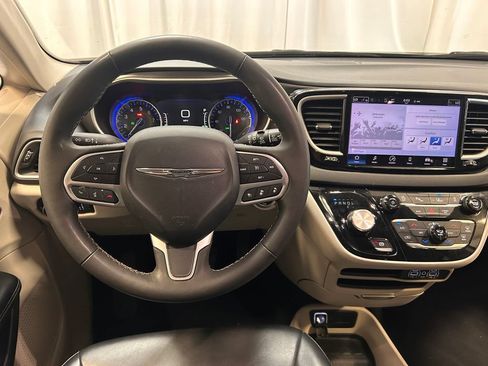 Used 2023 Chrysler Pacifica Touring-L FWD image 3