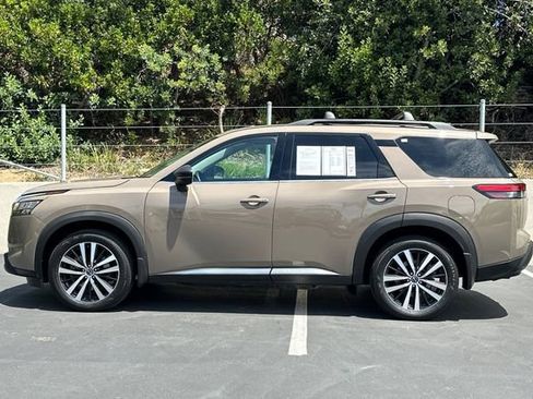 Used 2023 Nissan Pathfinder Platinum FWD image 2