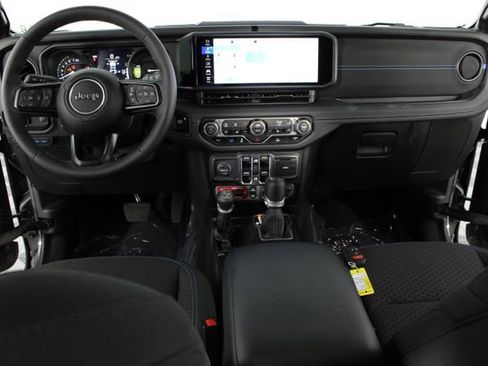 Used 2025 Jeep Wrangler Unlimited Rubicon 4xe w/ Convenience Group AWD/4WD image 9