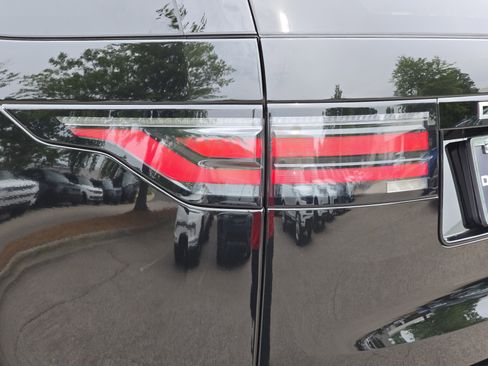 New 2025 Land Rover Discovery Metropolitan Edition image 37