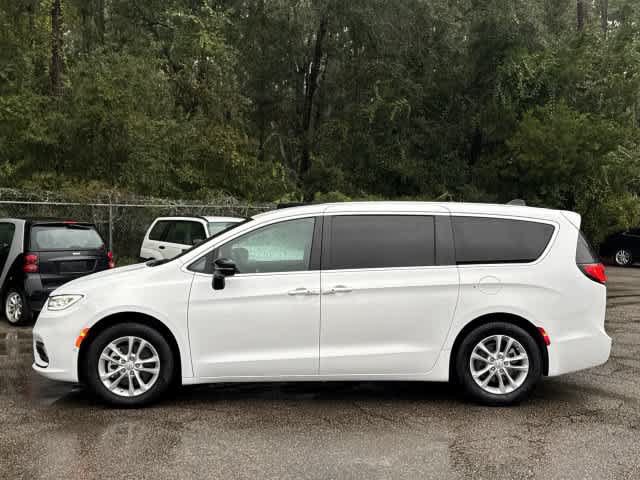 Used 2026 Chrysler Pacifica Select FWD image 3