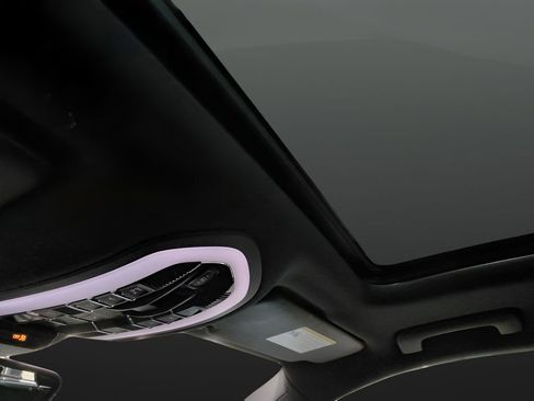 Used 2018 Porsche Macan w/ Premium Package image 27