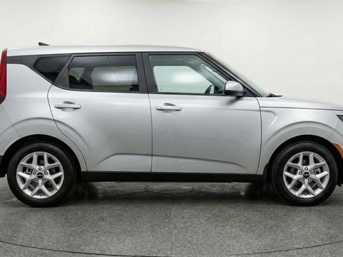 Used 2025 Kia Soul LX w/ LX Technology Package FWD image 11