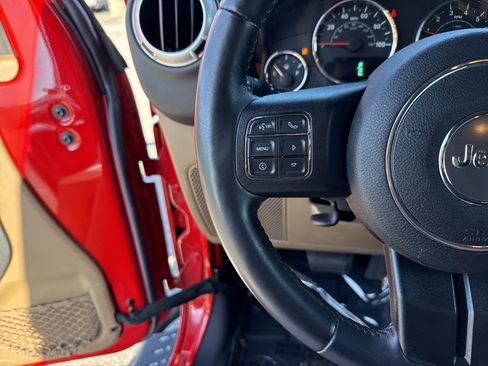 Used 2016 Jeep Wrangler Unlimited Sahara w/ Connectivity Group AWD/4WD image 19