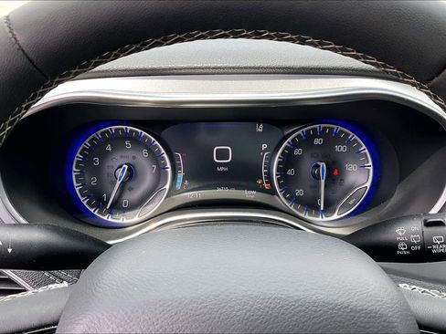 Used 2025 Chrysler Pacifica Limited FWD image 21