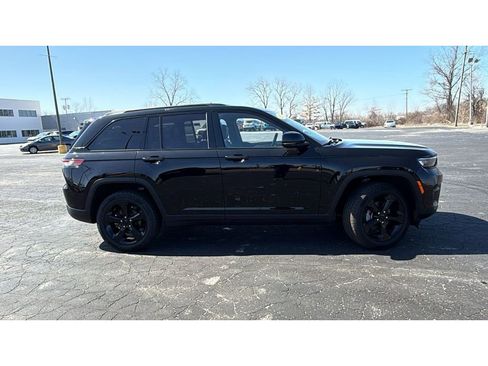 Used 2023 Jeep Grand Cherokee Altitude AWD/4WD image 9