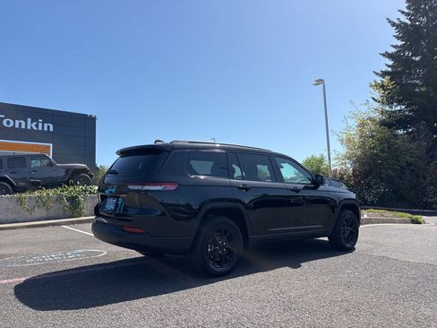 Used 2025 Jeep Grand Cherokee L Altitude AWD/4WD image 3