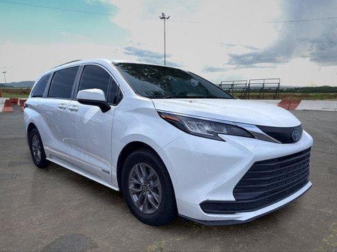 Used 2021 Toyota Sienna LE FWD image 2