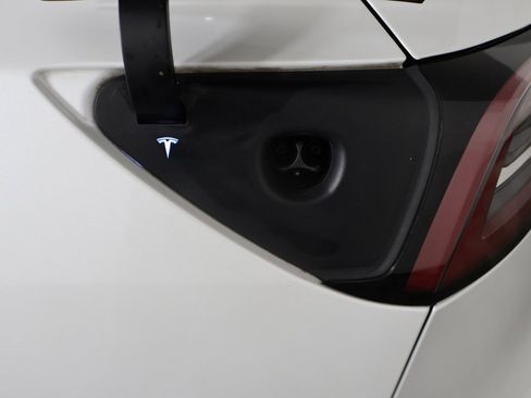 Used 2023 Tesla Model 3 Standard Range image 17