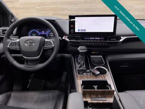 Used 2025 Toyota Sienna Platinum image 2