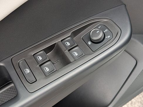 Used 2025 Volkswagen Taos SE image 13