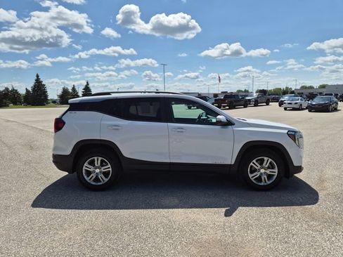 Used 2024 GMC Terrain SLE w/ Driver Convenience Package FWD image 5