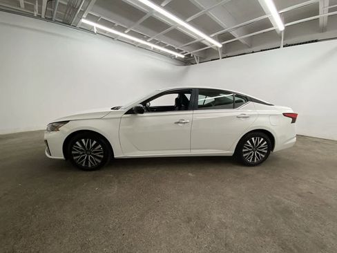 Used 2025 Nissan Altima 2.5 SV FWD image 3