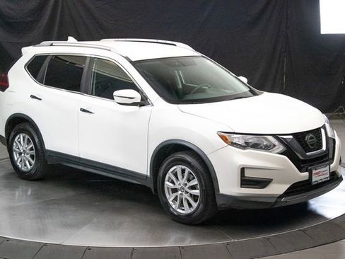 Used 2018 Nissan Rogue SV image 2