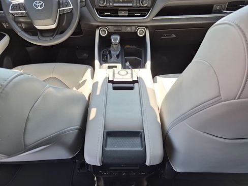 Used 2024 Toyota Grand Highlander XLE image 22