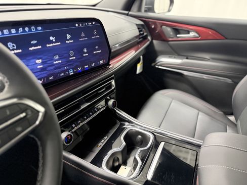 Used 2025 Chevrolet Traverse Z71 w/ Driver Confidence Package image 24