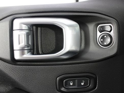 Used 2025 Jeep Wrangler Unlimited Sahara AWD/4WD image 14