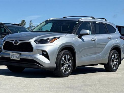 Used 2024 Toyota Highlander XLE AWD/4WD image 7