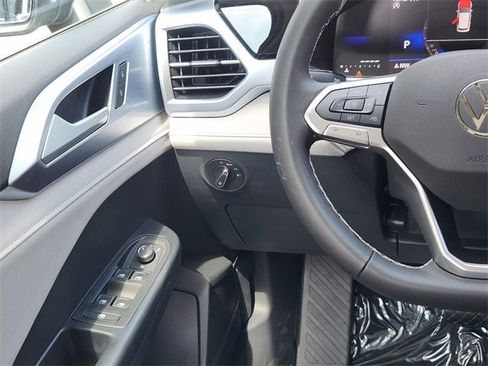 New 2025 Volkswagen Taos SE image 28