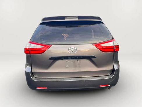 Used 2015 Toyota Sienna L image 8