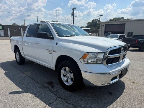Used 2019 RAM 1500 Classic SLT AWD/4WD image 3